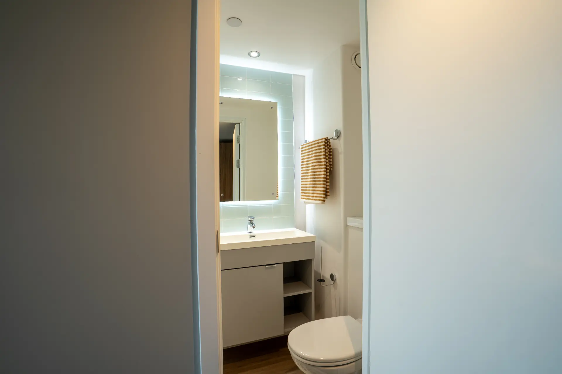 Ironworks House en suite bathroom